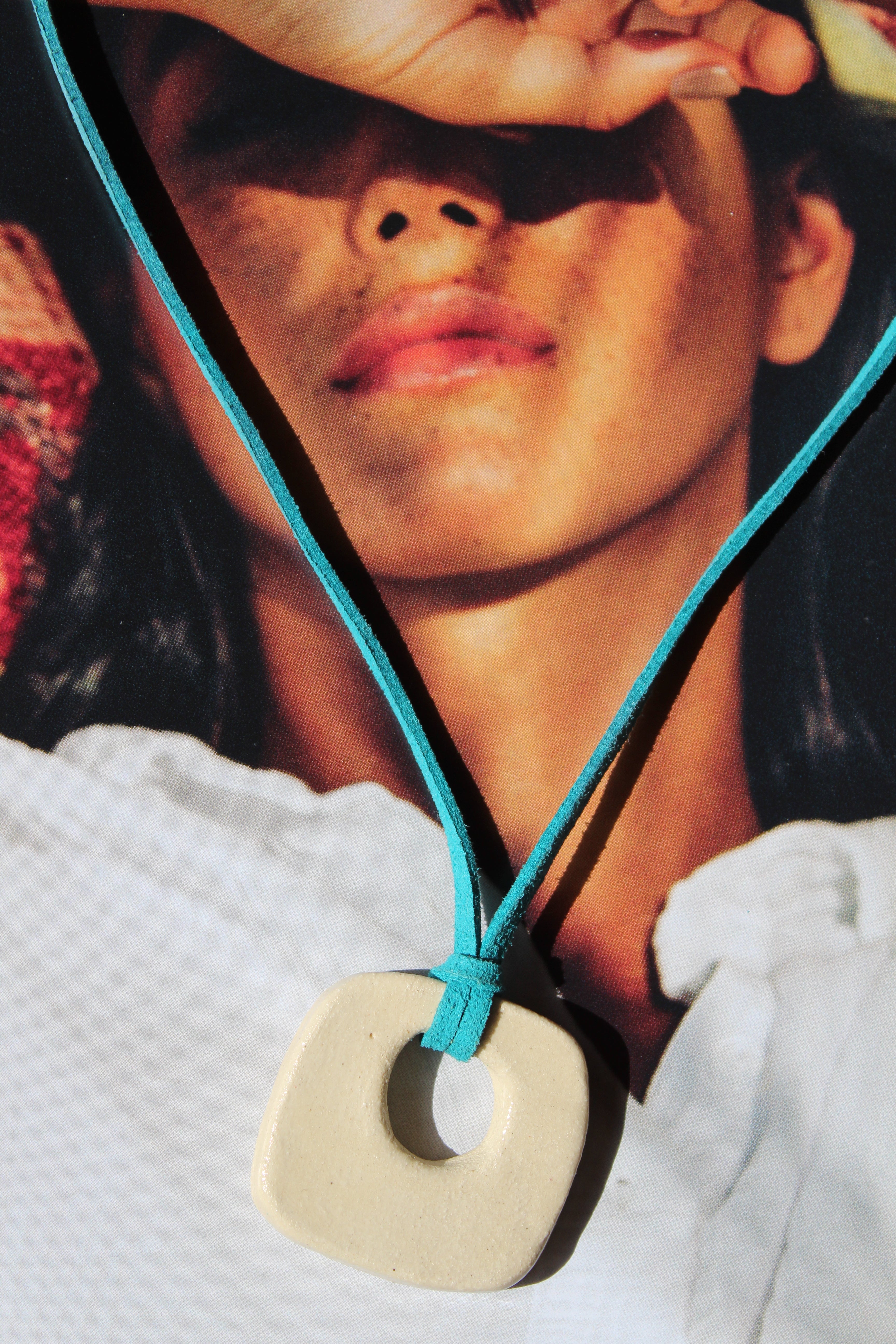 Collier Onda - cordon suédine bleu turquoise