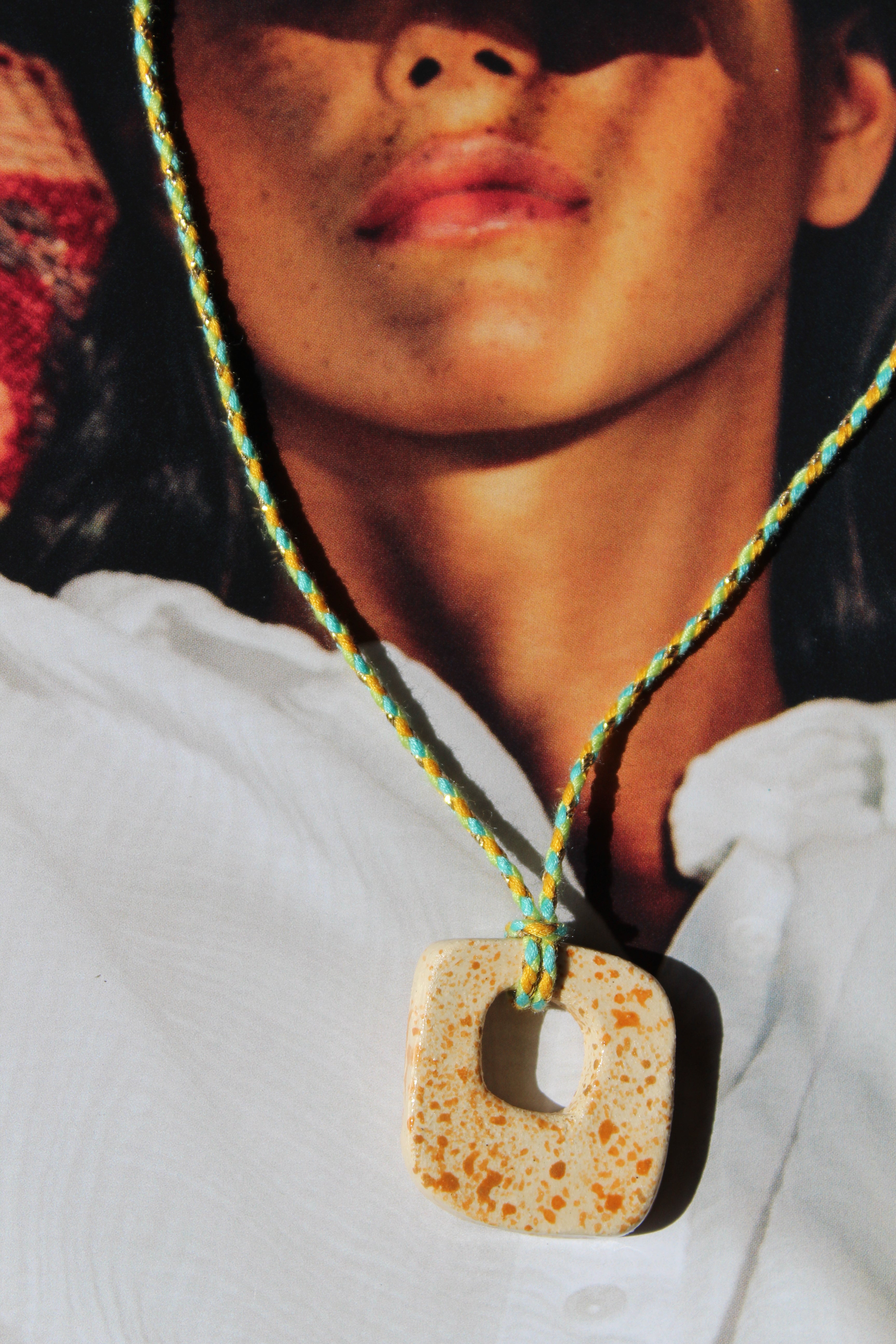 Collier Onda - cordon tressé bleu, jaune et doré