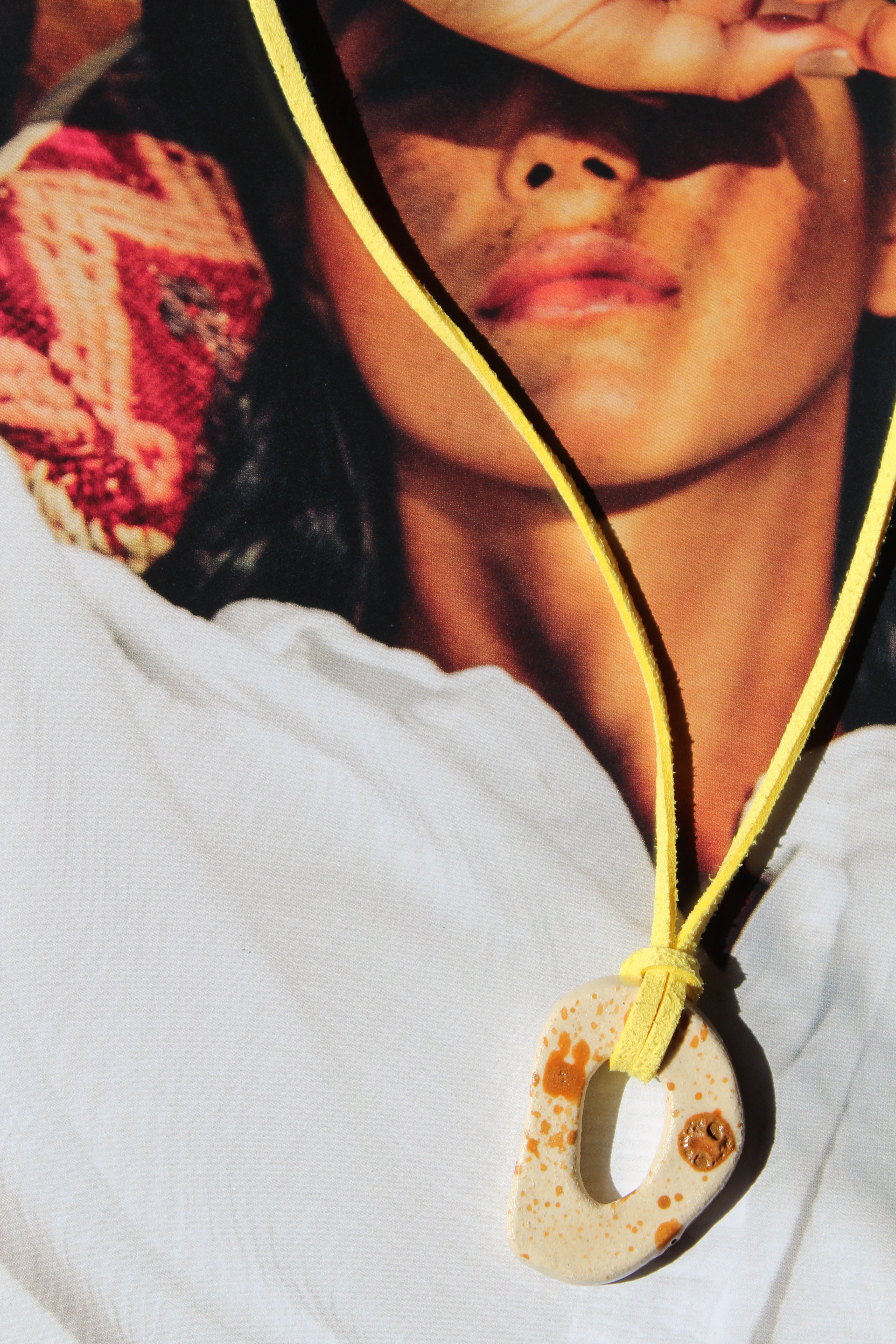Collier Onda - cordon suédine jaune avec motifs